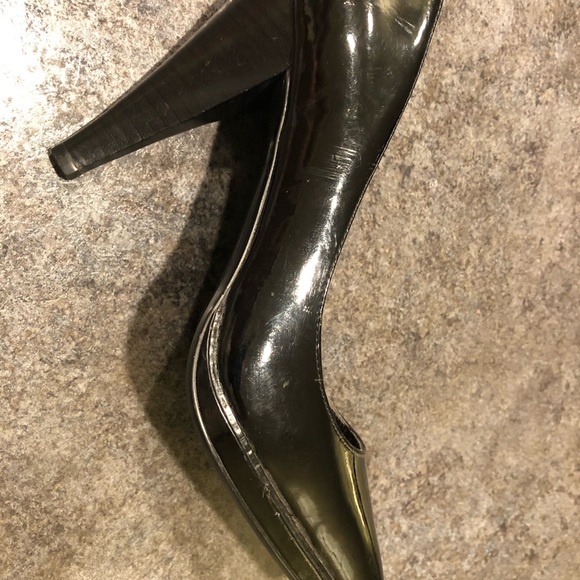 SIMPLY VERA WANG “Cherie” Pointy Toed Patent Pump with 4-1/4” Heel! Beautiful!🌷 - Picture 5 of 9